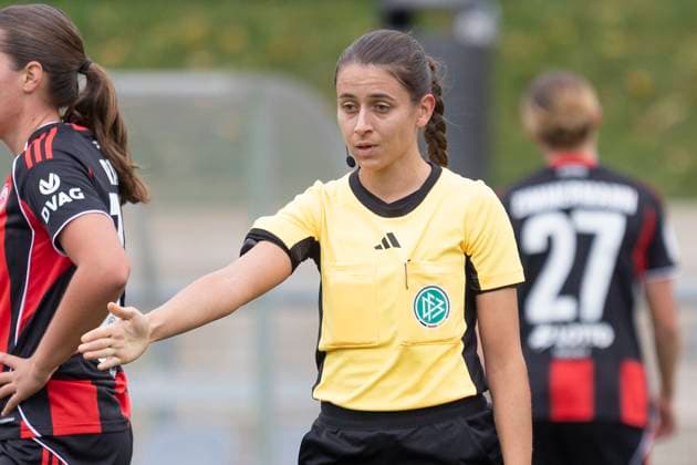 2. Frauen Bundesliga: Eintracht Frankfurt II - VfL Bochum, 12.10.2025 Marie-Theres Mühlbauer (Schiedsrichterin) zeigt auf den Elfmeterpnkt gibt Strafstoß, Eintracht Frankfurt II - VfL Bochum, Frankfurt, Stadion am Brentanobad, 12.10.2025 Copyright: xBEAUTIFULxSPORTS Gawlikx
