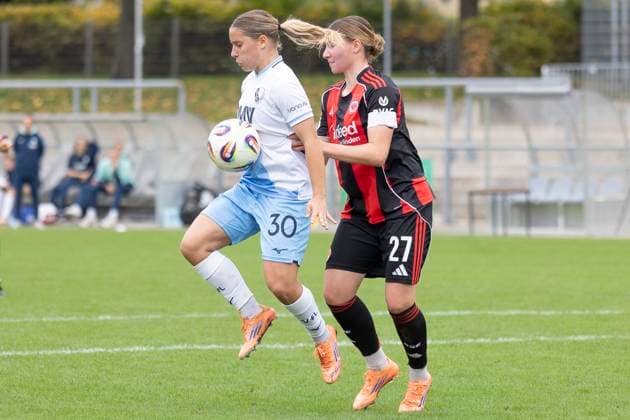 2. Frauen Bundesliga: Eintracht Frankfurt II - VfL Bochum, 12.10.2025 Lilith Schmidt (VFL Bochum 30) & Tessa Zimmermann (Eintracht Frankfurt II 27) im Zweikampf um den Ball, Eintracht Frankfurt II - VfL Bochum, Frankfurt, Stadion am Brentanobad, 12.10.2025 Copyright: xBEAUTIFULxSPORTS Gawlikx