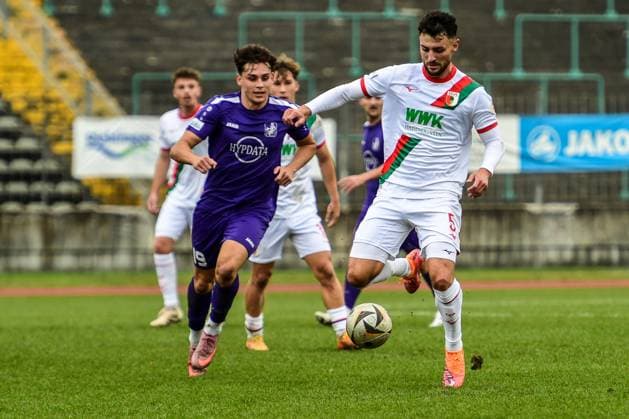 TSV Schwaben Augsburg gegen FC Augsburg II 12.10.2025 Maximilian Bauer FC Augsburg II 5) gegen Mark Radoki (TSV Schwaben Augsburg, 19) , Augsburg, 12.10..2025 - 13. Spieltag der Regionalliga Bayern, TSV Schwaben Augsburg gegen FC Augsburg II, Augsburg Rosenaustadion Copyright: xBEAUTIFULxSPORTS Märklx