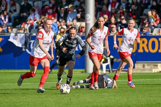 Meret Felde SC Freiburg Frauen, 04 am Ball vor Lisanne Graewe Eintracht Frankfurt, 08 GER, SC Freiburg Eintracht Frankfurt, Frauen Fussball, Google Pixel Frauen Bundesliga, 6 Spieltag, Saison 2025 2026, 12 10 2025 DFB REGULATIONS PROHIBIT ANY USE OF PHOTOGRAPHS AS IMAGE SEQUENCES AND OR QUASI VIDEO GER, SC Freiburg Eintracht Frankfurt, Frauen Fussball, Google Pixel Frauen Bundesliga, 6 Spieltag, Saison 2025 2026, 12 10 2025 Freiburg Copyright: xEibner-Pressefoto ThomasxHessx EP_THS