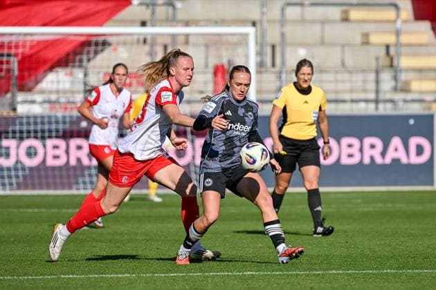 Lisanne Graewe Eintracht Frankfurt, 08 , Luca Birkholz SC Freiburg Women, 23 in duel for the ball GER, SC Freiburg Eintracht Frankfurt, Women Soccer, Google Pixel Women Bundesliga, 6 Matchday, Season 2025 2026, 12 10 2025 DFB REGULATES PROHIBIT ANY USE OF PHOTOGRAPHS AS IMAGE SEQUENCES AND OR QUASI VIDEO GER, SC Freiburg Eintracht Frankfurt, Womens Football, Google Pixel Womens Bundesliga, Matchday 6, Season 2025 2026, 12 10 2025 Freiburg Copyright: xEibner-Pressefoto ThomasxHessx EP_THS