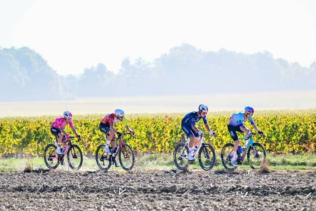Paris Tours 2025 Cycling Race TOURS, FRANCE - OCTOBER 12 : Jacobs Johan of Groupama - FDJ, Rutsch Jonas of Intermarche - Wanty, De Vries Hartthijs of Unibet Tietema Rockets, Molly Kenny of Van Rysel Roubaix in the escape pack during the 119th edition of Paris Tours an UCI ProSeries 1.Pro one day cycling road race for Men Elite of 211.6 km with start in Chartres and finish in Tours on October 12, 2025 in Tours, France, 12 10 2025 ( Motordriver Guy De Vuyst - Tours France  Copyright: xPeterxDexVoechtx