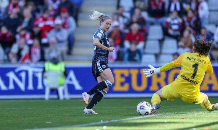 DEU, Freiburg, SC Freiburg vs Eintracht Frankfurt, Google Pixel Bundesliga, DFB, Dreisamstadion, 6 Spieltag, im Bild f l n r Rebecka Blomqvist Eintracht Frankfurt 28 , Laura Benkarth SC Freiburg 1 DFB DFL REGULATIONS PROHIBIT ANY USE OF PHOTOGRAPHS AS IMAGE SEQUENCES AND OR QUASI VIDEO, 12 10 2025, Copyright: HMBxMedia HendrikxHamelau