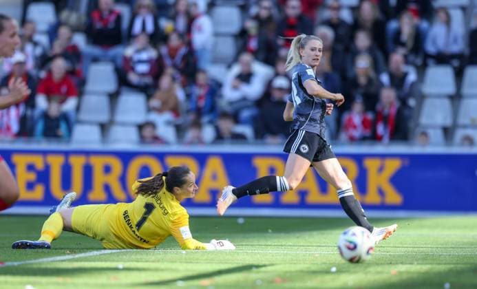 DEU, Freiburg, SC Freiburg vs Eintracht Frankfurt, Google Pixel Bundesliga, DFB, Dreisamstadion, 6 Spieltag, im Bild f l n r Rebecka Blomqvist Eintracht Frankfurt 28 , Laura Benkarth SC Freiburg 1 DFB DFL REGULATIONS PROHIBIT ANY USE OF PHOTOGRAPHS AS IMAGE SEQUENCES AND OR QUASI VIDEO, 12 10 2025, Copyright: HMBxMedia HendrikxHamelau