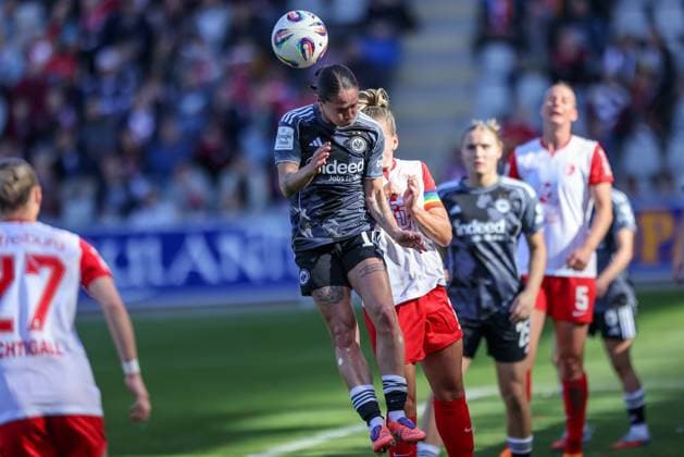 DEU, Freiburg, SC Freiburg vs Eintracht Frankfurt, Google Pixel Bundesliga, DFB, Dreisamstadion, 6 Spieltag, im Bild f l n r Géraldine Reuteler Eintracht Frankfurt 14 , Lisa Karl SC Freiburg 2 DFB DFL REGULATIONS PROHIBIT ANY USE OF PHOTOGRAPHS AS IMAGE SEQUENCES AND OR QUASI VIDEO, 12 10 2025, Copyright: HMBxMedia HendrikxHamelau