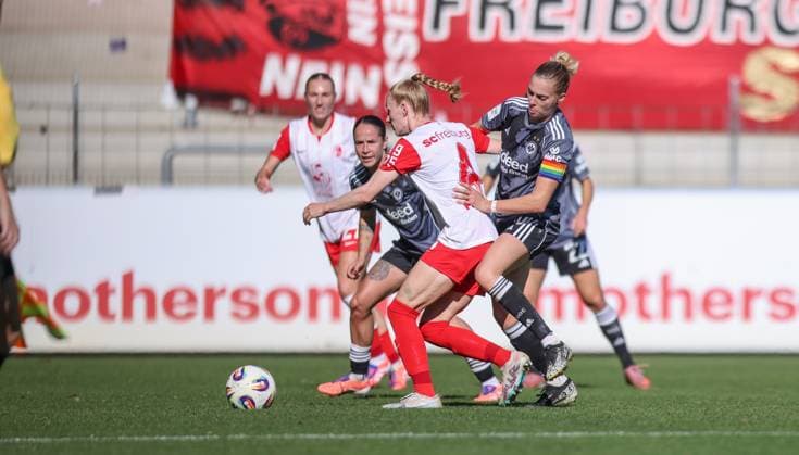 DEU, Freiburg, SC Freiburg vs Eintracht Frankfurt, Google Pixel Bundesliga, DFB, Dreisamstadion, 6 Spieltag, im Bild f l n r Meret Felde SC Freiburg 4 , Laura Freigang Eintracht Frankfurt 10 , Zweikampf DFB DFL REGULATIONS PROHIBIT ANY USE OF PHOTOGRAPHS AS IMAGE SEQUENCES AND OR QUASI VIDEO, 12 10 2025, Copyright: HMBxMedia HendrikxHamelau