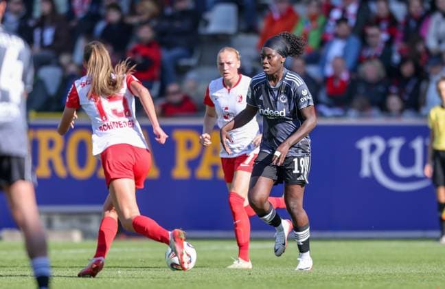 DEU, Freiburg, SC Freiburg vs Eintracht Frankfurt, Google Pixel Bundesliga, DFB, Dreisamstadion, 6 Spieltag, im Bild f l n r Maj Schneider SC Freiburg 15 , Nicole Anyomi Eintracht Frankfurt 19 DFB DFL REGULATIONS PROHIBIT ANY USE OF PHOTOGRAPHS AS IMAGE SEQUENCES AND OR QUASI VIDEO, 12 10 2025, Copyright: HMBxMedia HendrikxHamelau