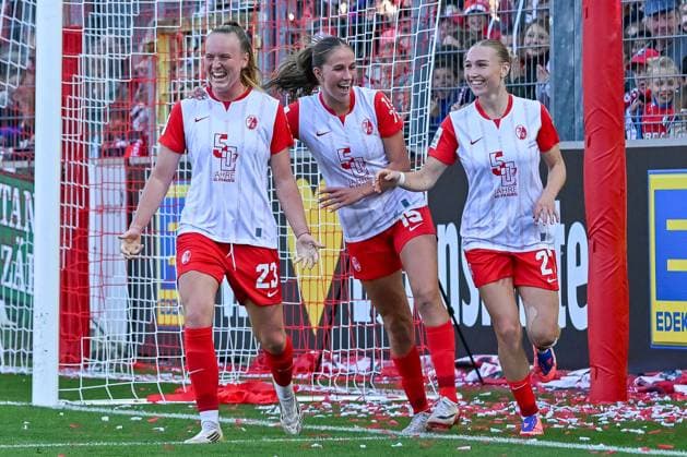 Luca Birkholz SC Freiburg Women, 23 with Sophie Nachtigall SC Freiburg Women, 27 , Maj Schneider SC Freiburg Women, 15 GER, SC Freiburg Eintracht Frankfurt, Women Football, Google Pixel Women Bundesliga, Matchday 6, Season 2025 2026, 12 10 2025 DFB REGULATIONS PROHIBIT ANY USE OF PHOTOGRAPHS AS IMAGE SEQUENCES AND OR QUASI VIDEO GER, SC Freiburg Eintracht Frankfurt, Women Football, Google Pixel Women Bundesliga, Matchday 6, Season 2025 2026, 12 10 2025 Freiburg Copyright: xEibner-Pressefoto ThomasxHessx EP_THS