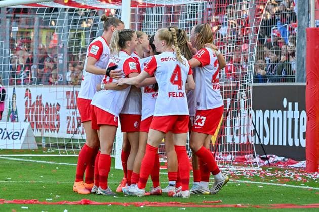 Cheering for the goal to 1 1 by Luca Birkholz SC Freiburg Women, 23 GER, SC Freiburg Eintracht Frankfurt, Women Football, Google Pixel Women Bundesliga, Matchday 6, Season 2025 2026, 12 10 2025 DFB REGULATIONS PROHIBIT ANY USE OF PHOTOGRAPHS AS IMAGE SEQUENCES AND OR QUASI VIDEO GER, SC Freiburg Eintracht Frankfurt, Women Football, Google Pixel Women Bundesliga, Matchday 6, Season 2025 2026, 12 10 2025 Freiburg Copyright: xEibner-Pressefoto ThomasxHessx EP_THS