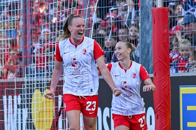 Cheering for the goal to 1 1 with by Luca Birkholz SC Freiburg Women, 23 and Sophie Nachtigall SC Freiburg Women, 27 GER, SC Freiburg Eintracht Frankfurt, Women Football, Google Pixel Women Bundesliga, Matchday 6, Season 2025 2026, 12 10 2025 DFB REGULATES PROHIBIT ANY USE OF PHOTOGRAPHS AS IMAGE SEQUENCES AND OR QUASI VIDEO GER, SC Freiburg Eintracht Frankfurt, Women Football, Google Pixel Women Bundesliga, Matchday 6, Season 2025 2026, 12 10 2025 Freiburg Copyright: xEibner-Pressefoto ThomasxHessx EP_THS