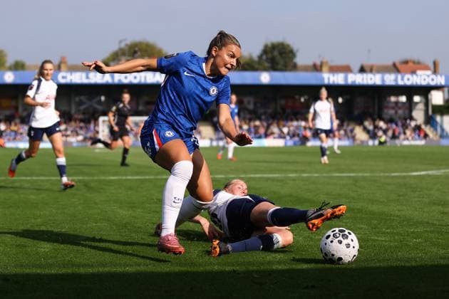Chelsea gegen Tottenham Frauen 12. Oktober 2025, London Women s Super League Chelsea gegen Tottenham Hotspur Johanna Rytting Kaneryd von Chelsea und Eveliina Summannen von Tottenham Hotspur Foto Jacques Feeney Abseits London UK  Copyright: xJacquesxFeeneyx xOffsidexOffside