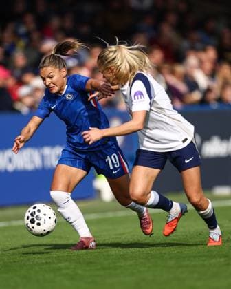 Chelsea gegen Tottenham Frauen 12. Oktober 2025, London Women s Super League Chelsea gegen Tottenham Hotspur Johanna Rytting Kaneryd von Chelsea und Olga Ahtinen von Tottenham Hotspur Foto Jacques Feeney Abseits London UK  Copyright: xJacquesxFeeneyx xOffsidexOffside
