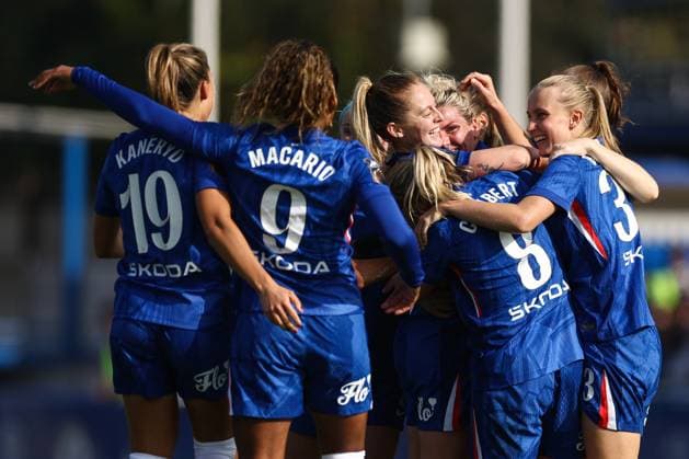 Chelsea gegen Tottenham Frauen 12. Oktober 2025, London Women s Super League Chelsea gegen Tottenham Hotspur Keira Walsh von Chelsea feiert ihr erstes Tor mit ihren Mannschaftskameraden Foto Jacques Feeney Offside London UK  Copyright: xJacquesxFeeneyx xOffsidexOffside