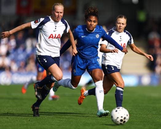 Chelsea gegen Tottenham Frauen 12. Oktober 2025, London Women s Super League Chelsea gegen Tottenham Hotspur L R Eveliina Summannen von Tottenham Hotspur, Catarina Macario von Chelsea und Olga Ahtinen von Tottenham Hotspur Foto Jacques Feeney Abseits London UK  Copyright: xJacquesxFeeneyx xOffsidexOffside