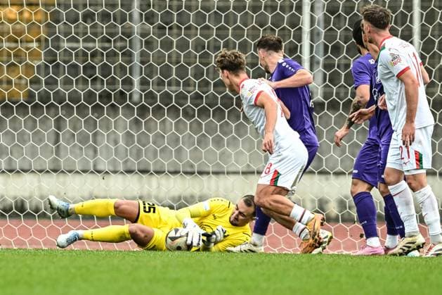 TSV Schwaben Augsburg gegen FC Augsburg II 12.10.2025 erfolgreiche Parade von Iason Drobny (TSV Schwaben Augsburg, 25) , Augsburg, 12.10..2025 - 13. Spieltag der Regionalliga Bayern, TSV Schwaben Augsburg gegen FC Augsburg II, Augsburg Rosenaustadion Copyright: xBEAUTIFULxSPORTS Märklx