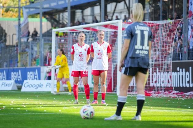 Soccer, Google Pixel Womens Bundesliga, Matchday 6, 2025 2026, SC Freiburg vs Eintracht Frankfurt, Dreisamstadion, Freiburg, Lisa Kolb SC Freiburg, Women 22 Sophie Nachtigall SC Freiburg, Women 27 Nina Lührßen Nina Luehrssen Eintracht Frankfurt, 11 Freiburg Dreisamstadion Baden Württemberg Germany Copyright: xFINLEYxMÖRCHx