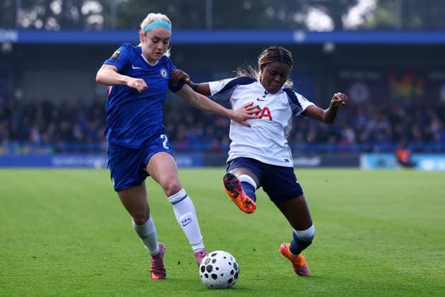 Kington Upon Thames, England, 12th October 2025. Ellie Carpenter of Chelsea and Jessica Naz of Tottenham Hotspur challenge for the ball during the Chelsea Women vs Tottenham Women Barclays Women s Super League match at Kingsmeadow, Kington Upon Thames. Picture credit should read: Paul Terry Sportimage EDITORIAL USE ONLY. No use with unauthorised audio, video, data, fixture lists, club league logos or live services. Online in-match use limited to 120 images, no video emulation. No use in betting, games or single club league player publications. SPI_033_PT_Chelsea_W_Spurs_W SPI-4209-0032