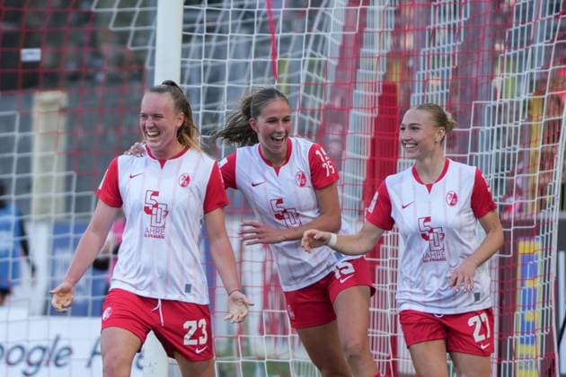 Google Pixel Frauen-Bundesliga: SC Freiburg vs. Eintracht Frankfurt, 12.10.2025 Torjubel zum 1:1 durch Luca Birkholz (SC Freiburg, 23) Google Pixel Frauen-Bundesliga: SC Freiburg vs. Eintracht Frankfurt, Dreisamstadion, 12.10.2025 DFB DFL REGULATIONS PROHIBIT ANY USE OF PHOTOGRAPHS AS IMAGE SEQUENCES AND OR QUASI-VIDEO. Copyright: xBEAUTIFULxSPORTS Boscox