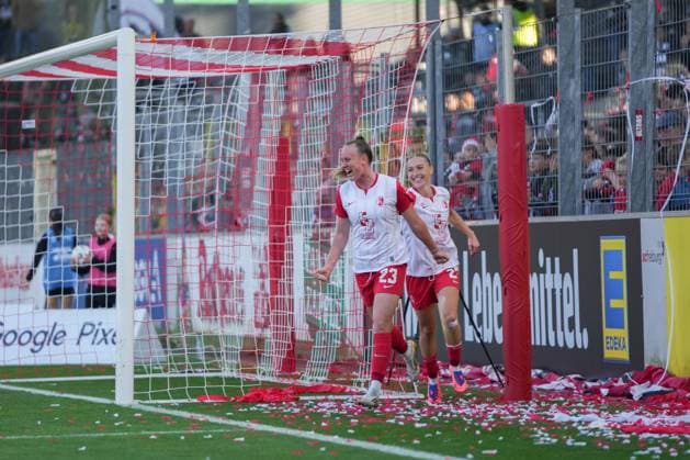 Google Pixel Frauen-Bundesliga: SC Freiburg vs. Eintracht Frankfurt, 12.10.2025 Torjubel zum 1:1 durch Luca Birkholz (SC Freiburg, 23) Google Pixel Frauen-Bundesliga: SC Freiburg vs. Eintracht Frankfurt, Dreisamstadion, 12.10.2025 DFB DFL REGULATIONS PROHIBIT ANY USE OF PHOTOGRAPHS AS IMAGE SEQUENCES AND OR QUASI-VIDEO. Copyright: xBEAUTIFULxSPORTS Boscox