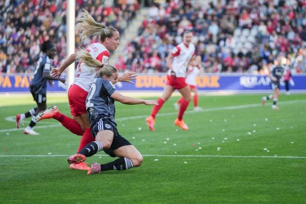 Google Pixel Frauen-Bundesliga: SC Freiburg vs. Eintracht Frankfurt, 12.10.2025 Zweikampf zwischen Nadine Riesen (Eintracht Frankfurt, 22) und Lisa Karl (SC Freiburg, 2) Google Pixel Frauen-Bundesliga: SC Freiburg vs. Eintracht Frankfurt, Dreisamstadion, 12.10.2025 DFB DFL REGULATIONS PROHIBIT ANY USE OF PHOTOGRAPHS AS IMAGE SEQUENCES AND OR QUASI-VIDEO. Copyright: xBEAUTIFULxSPORTS Boscox