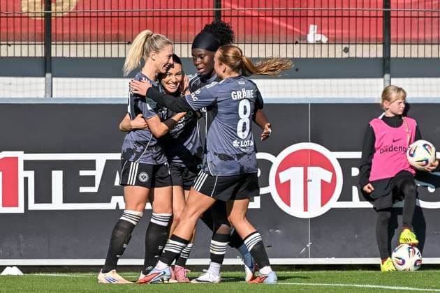 Cheering for the goal to 1 2 by Ereleta Memeti Eintracht Frankfurt, 27 GER, SC Freiburg Eintracht Frankfurt, Women Football, Google Pixel Women Bundesliga, Matchday 6, Season 2025 2026, 12 10 2025 DFB REGULATIONS PROHIBIT ANY USE OF PHOTOGRAPHS AS IMAGE SEQUENCES AND OR QUASI VIDEO GER, SC Freiburg Eintracht Frankfurt, Women Football, Google Pixel Women Bundesliga, Matchday 6, Season 2025 2026, 12 10 2025 Freiburg Copyright: xEibner-Pressefoto ThomasxHessx EP_THS