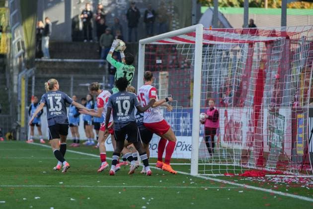Google Pixel Frauen-Bundesliga: SC Freiburg vs. Eintracht Frankfurt, 12.10.2025 Lina Altenburg (Eintracht Frankfurt, 12) die einen Ball aus der Luft holt Google Pixel Frauen-Bundesliga: SC Freiburg vs. Eintracht Frankfurt, Dreisamstadion, 12.10.2025 DFB DFL REGULATIONS PROHIBIT ANY USE OF PHOTOGRAPHS AS IMAGE SEQUENCES AND OR QUASI-VIDEO. Copyright: xBEAUTIFULxSPORTS Boscox