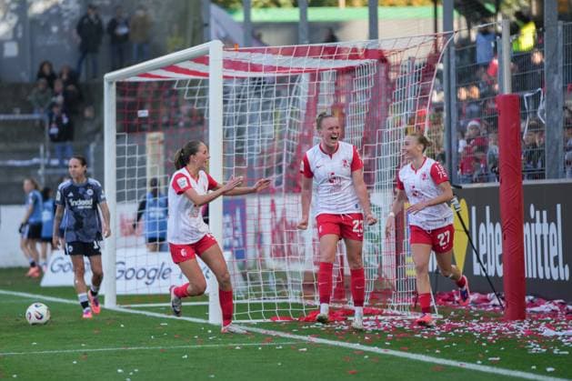 Google Pixel Frauen-Bundesliga: SC Freiburg vs. Eintracht Frankfurt, 12.10.2025 Torjubel zum 1:1 durch Luca Birkholz (SC Freiburg, 23) Google Pixel Frauen-Bundesliga: SC Freiburg vs. Eintracht Frankfurt, Dreisamstadion, 12.10.2025 DFB DFL REGULATIONS PROHIBIT ANY USE OF PHOTOGRAPHS AS IMAGE SEQUENCES AND OR QUASI-VIDEO. Copyright: xBEAUTIFULxSPORTS Boscox