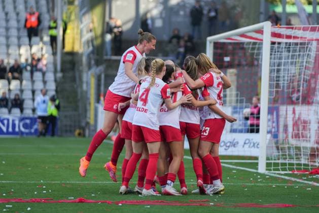 Google Pixel Frauen-Bundesliga: SC Freiburg vs. Eintracht Frankfurt, 12.10.2025 Torjubel zum 1:1 durch Luca Birkholz (SC Freiburg, 23) Google Pixel Frauen-Bundesliga: SC Freiburg vs. Eintracht Frankfurt, Dreisamstadion, 12.10.2025 DFB DFL REGULATIONS PROHIBIT ANY USE OF PHOTOGRAPHS AS IMAGE SEQUENCES AND OR QUASI-VIDEO. Copyright: xBEAUTIFULxSPORTS Boscox
