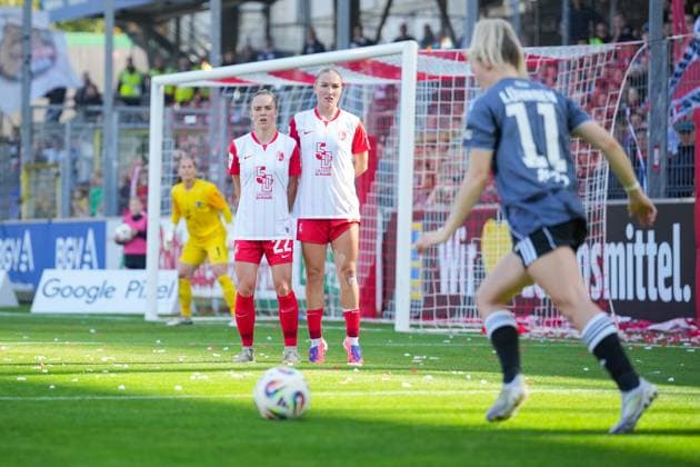 Soccer, Google Pixel Womens Bundesliga, Matchday 6, 2025 2026, SC Freiburg vs Eintracht Frankfurt, Dreisamstadion, Freiburg, Lisa Kolb SC Freiburg, Women 22 Sophie Nachtigall SC Freiburg, Women 27 Nina Lührßen Nina Luehrssen Eintracht Frankfurt, 11 Freiburg Dreisamstadion Baden Württemberg Germany Copyright: xFINLEYxMÖRCHx
