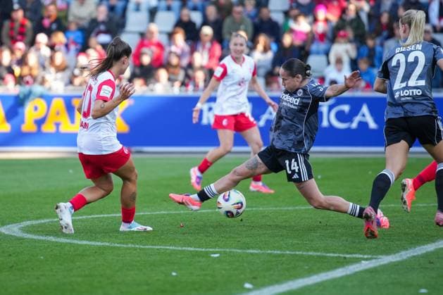 Soccer, Google Pixel Women Bundesliga, 6 Matchday, 2025 2026, SC Freiburg vs Eintracht Frankfurt, Dreisamstadion, Freiburg, GÃ raldine Reuteler Geraldine Reuteler Eintracht Frankfurt, 14 Leela Egli SC Freiburg, Women 20 Freiburg Dreisamstadion Baden Württemberg Germany Copyright: xFINLEYxMÖRCHx