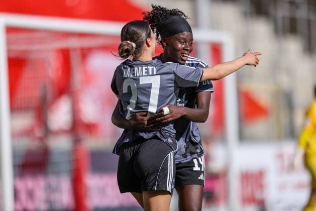 DEU, Freiburg, SC Freiburg vs Eintracht Frankfurt, Google Pixel Bundesliga, DFB, Dreisamstadion, 6 Spieltag, im Bild ErÃ leta Memeti Eintracht Frankfurt 27 scores the goal to 2 1, Jubel mit Nicole Anyomi Eintracht Frankfurt 19 DFB DFL REGULATIONS PROHIBIT ANY USE OF PHOTOGRAPHS AS IMAGE SEQUENCES AND OR QUASI VIDEO, 12 10 2025, Copyright: HMBxMedia HendrikxHamelau