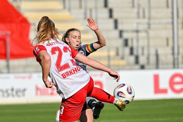 Luca Birkholz SC Freiburg Frauen, 23 , Elisa Senss Eintracht Frankfurt, 06 im Duell GER, SC Freiburg Eintracht Frankfurt, Frauen Fussball, Google Pixel Frauen Bundesliga, 6 Spieltag, Saison 2025 2026, 12 10 2025 DFB REGULATIONS PROHIBIT ANY USE OF PHOTOGRAPHS AS IMAGE SEQUENCES AND OR QUASI VIDEO GER, SC Freiburg Eintracht Frankfurt, Frauen Fussball, Google Pixel Frauen Bundesliga, 6 Spieltag, Saison 2025 2026, 12 10 2025 Freiburg Copyright: xEibner-Pressefoto ThomasxHessx EP_THS