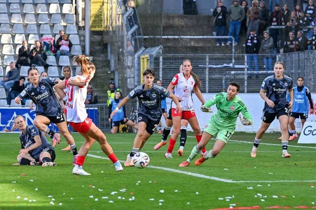 Scene for the goal to 2 2 by Selina Vobian SC Freiburg Women, 10 , no chance for Lina Altenburg Eintracht Frankfurt, 12 GER, SC Freiburg Eintracht Frankfurt, Women Football, Google Pixel Women Bundesliga, Matchday 6, Season 2025 2026, 12 10 2025 DFB REGULATES PROHIBIT ANY USE OF PHOTOGRAPHS AS IMAGE SEQUENCES AND OR QUASI VIDEO GER, SC Freiburg Eintracht Frankfurt, Women Football, Google Pixel Women Bundesliga, Matchday 6, Season 2025 2026, 12 10 2025 Freiburg Copyright: xEibner-Pressefoto ThomasxHessx EP_THS