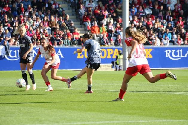 12 10 2025, xgrfx, Soccer Google Pixel Women Bundesliga, SC Freiburg Eintracht Frankfurt v l Tor, Ereleta Memeti Eintracht Frankfurt DFL DFB REGULATIONS PROHIBIT ANY USE OF PHOTOGRAPHS as IMAGE SEQUENCES and or QUASI VIDEO Freiburg