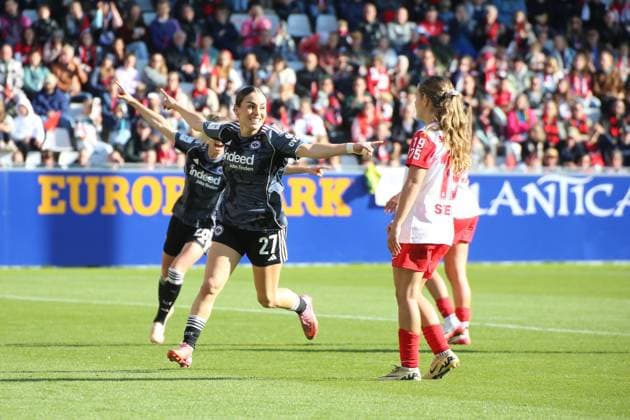 12 10 2025, xgrfx, Soccer Google Pixel Women Bundesliga, SC Freiburg Eintracht Frankfurt v l Tor, Ereleta Memeti Eintracht Frankfurt DFL DFB REGULATIONS PROHIBIT ANY USE OF PHOTOGRAPHS as IMAGE SEQUENCES and or QUASI VIDEO Freiburg
