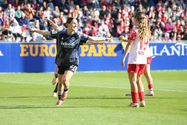 12 10 2025, xgrfx, Soccer Google Pixel Women Bundesliga, SC Freiburg Eintracht Frankfurt v l Tor, Ereleta Memeti Eintracht Frankfurt DFL DFB REGULATIONS PROHIBIT ANY USE OF PHOTOGRAPHS as IMAGE SEQUENCES and or QUASI VIDEO Freiburg