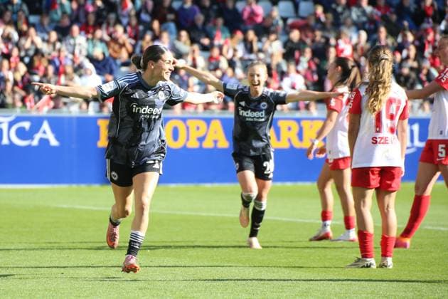 12 10 2025, xgrfx, Soccer Google Pixel Women Bundesliga, SC Freiburg Eintracht Frankfurt v l Tor, Ereleta Memeti Eintracht Frankfurt DFL DFB REGULATIONS PROHIBIT ANY USE OF PHOTOGRAPHS as IMAGE SEQUENCES and or QUASI VIDEO Freiburg