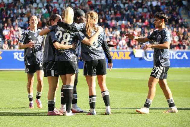12 10 2025, xgrfx, Soccer Google Pixel Women Bundesliga, SC Freiburg Eintracht Frankfurt v l Tor, Ereleta Memeti Eintracht Frankfurt DFL DFB REGULATIONS PROHIBIT ANY USE OF PHOTOGRAPHS as IMAGE SEQUENCES and or QUASI VIDEO Freiburg