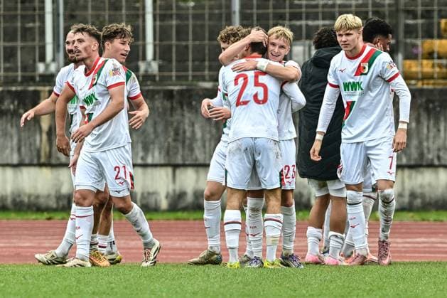TSV Schwaben Augsburg gegen FC Augsburg II 12.10.2025 Jubel beim FCA nach 1:0 , Augsburg, 12.10..2025 - 13. Spieltag der Regionalliga Bayern, TSV Schwaben Augsburg gegen FC Augsburg II, Augsburg Rosenaustadion Copyright: xBEAUTIFULxSPORTS Märklx