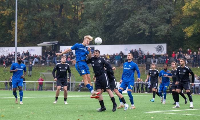 Fussball, Herren, Saison 2025 2026, COSY-WASCH Landespokal Berlin (3. Hauptrunde), Grünauer BC - Hertha 03 Zehlendorf, in der Mitte v. l. Jules Hasenberg (Hertha 03 Zehlendorf), Domenic Oliver Manig, 12.10. 2025, Copyright: xMatthiasxKochx