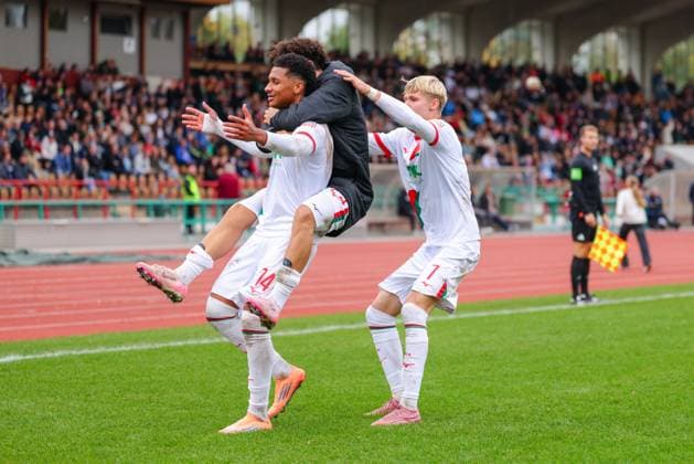Kevin Nana 14, FC Augsburg II and Felix Meiser 7, FC Augsburg II goal for 0 1 at the match between TSV Schwaben Augsburg v FC Augsburg II, Soccer, Men, Regionalliga Bayern, 2025 2026, Matchday 13 on 12 10 2025 in Augsburg, Rosenaustadion Bayern Germany
