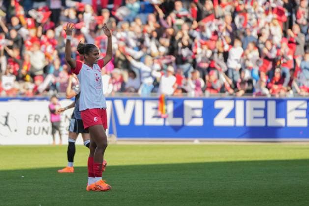 Google Pixel Frauen-Bundesliga: SC Freiburg vs. Eintracht Frankfurt, 12.10.2025 Aurélie Csillag (SC Freiburg, 17) die nach dem Ausgleich durch Selina Vobian (SC Freiburg, 10) zum 2:2 die Fans animiert Google Pixel Frauen-Bundesliga: SC Freiburg vs. Eintracht Frankfurt, Dreisamstadion, 12.10.2025 DFB DFL REGULATIONS PROHIBIT ANY USE OF PHOTOGRAPHS AS IMAGE SEQUENCES AND OR QUASI-VIDEO. Copyright: xBEAUTIFULxSPORTS Boscox