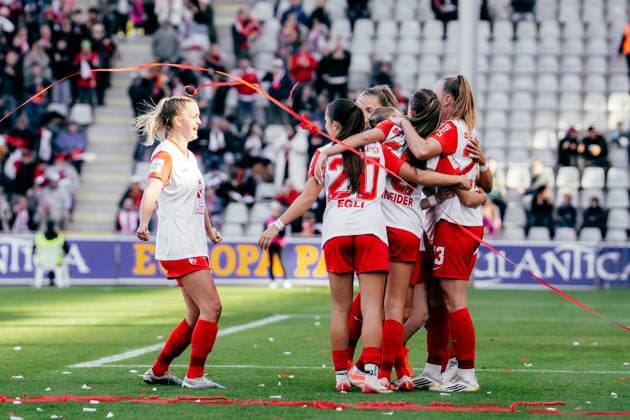12 10 25, Women, Soccer, Google Pixel Womens Bundesliga, Season 2025 2026, SC Freiburg Eintracht Frankfurt, Matchday 6 Luca Emily Birkholz 23 SC Freiburg Cheering over goal to 1 1 with Team Freiburg Dreisamstadion BW Germany