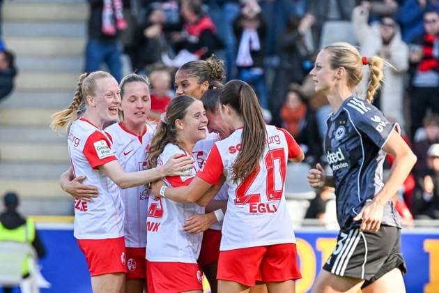 Cheering for the goal to 3 2 by Selina Vobian SC Freiburg Women, 10 GER, SC Freiburg Eintracht Frankfurt, Women Football, Google Pixel Women Bundesliga, Matchday 6, Season 2025 2026, 12 10 2025 DFB REGULATIONS PROHIBIT ANY USE OF PHOTOGRAPHS AS IMAGE SEQUENCES AND OR QUASI VIDEO GER, SC Freiburg Eintracht Frankfurt, Women Football, Google Pixel Women Bundesliga, Matchday 6, Season 2025 2026, 12 10 2025 Freiburg Copyright: xEibner-Pressefoto ThomasxHessx EP_THS