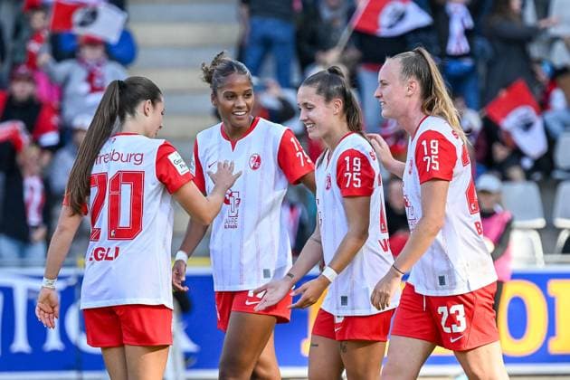 Selina Vobian SC Freiburg Women, 10 with Julia Stierli SC Freiburg Women, 05 , Leela Egli SC Freiburg Women, 20 , Alina Axtmann SC Freiburg Women, 03 , Aurelie Csillag SC Freiburg Women, 17 GER, SC Freiburg Eintracht Frankfurt, Women Soccer, Google Pixel Frauen Bundesliga, 6 Spieltag, Saison 2025 2026, 12 10 2025 DFB REGULATIONS PROHIBIT ANY USE OF PHOTOGRAPHS AS IMAGE SEQUENCES AND OR QUASI VIDEO GER, SC Freiburg Eintracht Frankfurt, Frauen Fussball, Google Pixel Frauen Bundesliga, 6 Spieltag, Saison 2025 2026, 12 10 2025 Freiburg Copyright: xEibner-Pressefoto ThomasxHessx EP_THS