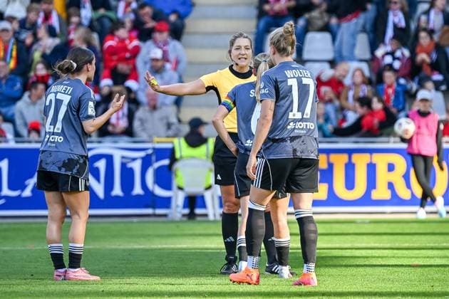 Ereleta Memeti Eintracht Frankfurt, 27 , Elisa Senss Eintracht Frankfurt, 06 , Pia Sophie Wolter Eintracht Frankfurt, 17 disagree with the decision of Karoline Wacker referee and need to talk GER, SC Freiburg Eintracht Frankfurt, womens soccer, Google Pixel Frauen Bundesliga, 6 Spieltag, Saison 2025 2026, 12 10 2025 DFB REGULATIONS PROHIBIT ANY USE OF PHOTOGRAPHS AS IMAGE SEQUENCES AND OR QUASI VIDEO GER, SC Freiburg Eintracht Frankfurt, Frauen Fussball, Google Pixel Frauen Bundesliga, 6 Spieltag, Saison 2025 2026, 12 10 2025 Freiburg Copyright: xEibner-Pressefoto ThomasxHessx EP_THS