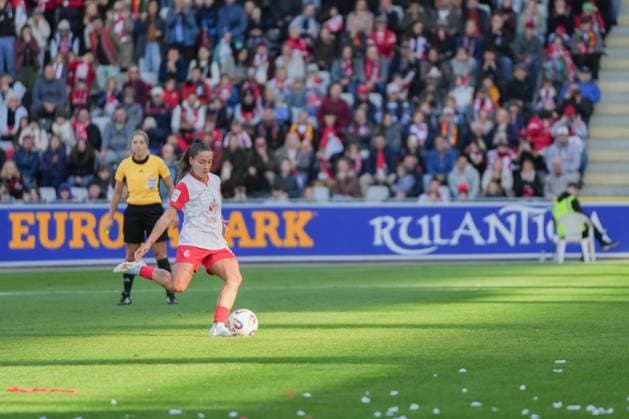 Google Pixel Frauen-Bundesliga: SC Freiburg vs. Eintracht Frankfurt, 12.10.2025 Selina Vobian (SC Freiburg, 10) die zum Elfmeter antritt Google Pixel Frauen-Bundesliga: SC Freiburg vs. Eintracht Frankfurt, Dreisamstadion, 12.10.2025 DFB DFL REGULATIONS PROHIBIT ANY USE OF PHOTOGRAPHS AS IMAGE SEQUENCES AND OR QUASI-VIDEO. Copyright: xBEAUTIFULxSPORTS Boscox