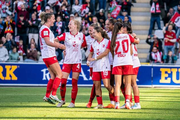 Freiburg im Breisgau, Germany, October 11th 2025 Selina Vobian (10 SC Freiburg) celebrating with team after scoring teams third goal during the Womens Bundesliga match between SC Freiburg and Eintracht Frankfurt at Dreisamstadion, Freiburg im Breisgau, Germany. (Priscila Bütler SPP) Copyright: xPriscilaxBütlerx xSPPx spp-en-PrBSp-_A920653