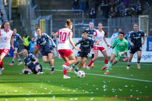 Soccer, Google Pixel Womens Bundesliga, Matchday 6, 2025 2026, SC Freiburg vs Eintracht Frankfurt, Dreisamstadion, Freiburg, Selina Vobian SC Freiburg, Women 10 Goal, Goal celebration, Emotions, Goal shot, Joy, Cheering, Freiburg Dreisamstadion Baden Württemberg Germany Copyright: xFINLEYxMÖRCHx