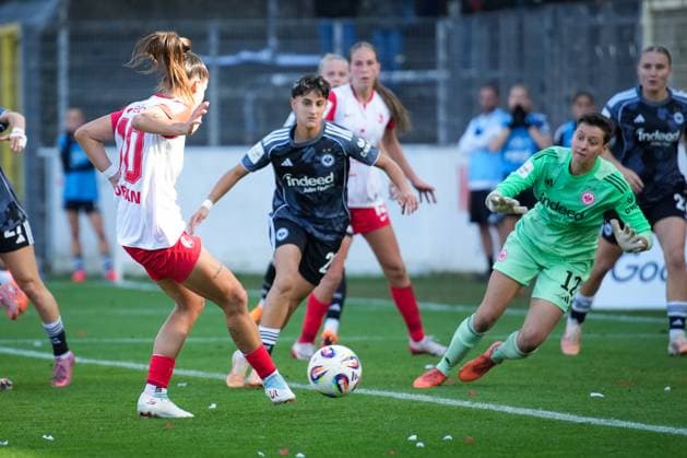 Soccer, Google Pixel Womens Bundesliga, Matchday 6, 2025 2026, SC Freiburg vs Eintracht Frankfurt, Dreisamstadion, Freiburg, Selina Vobian SC Freiburg, Women 10 Goal, Goal celebration, Emotions, Goal shot, Joy, Cheering, Freiburg Dreisamstadion Baden Württemberg Germany Copyright: xFINLEYxMÖRCHx